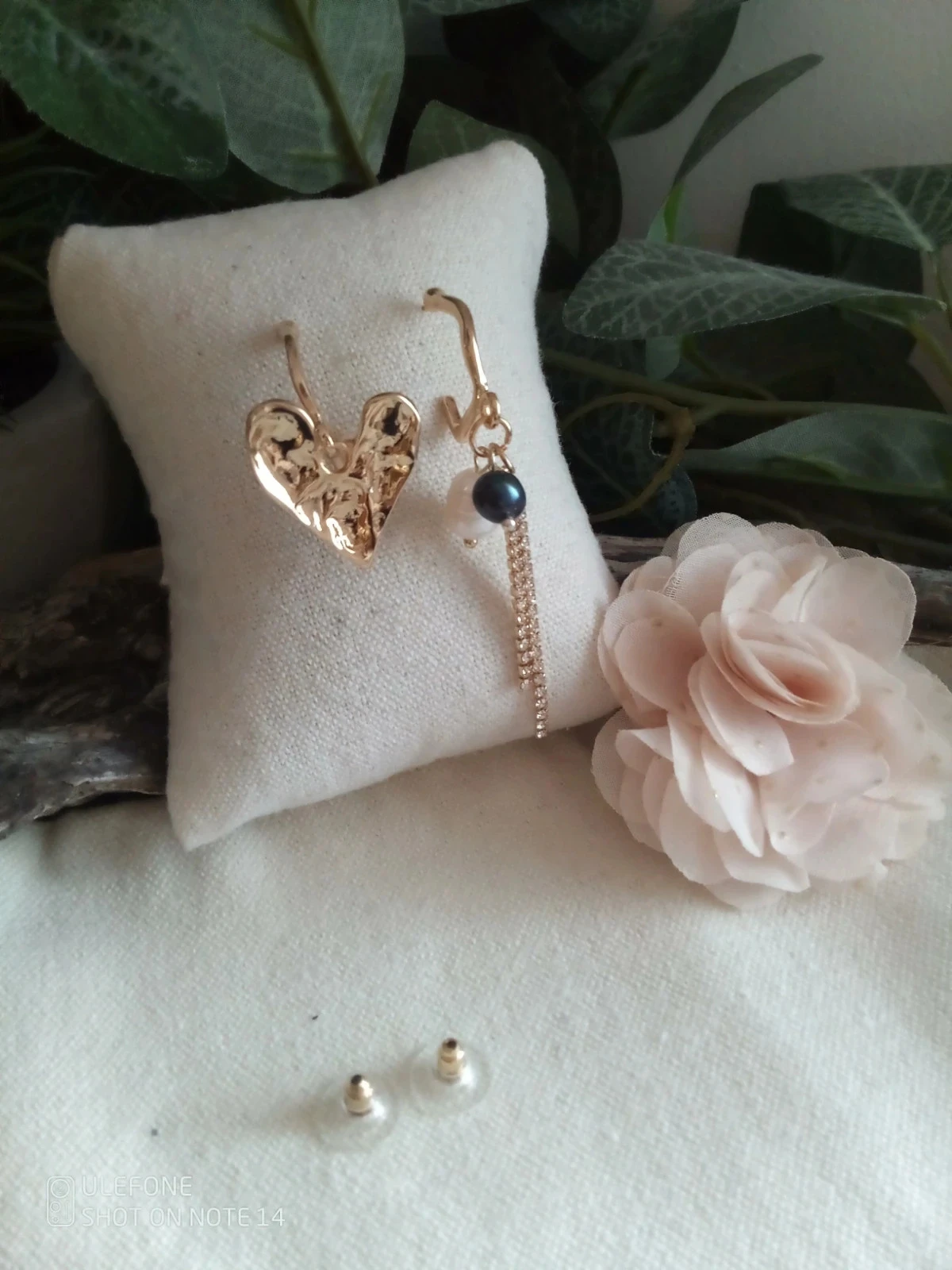 Boucles d'oreilles bohèmes asymétriques perles de culture d'eau douce et cœur doré